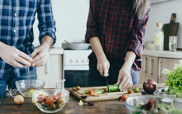 Pareja Preparando Desayuno Verduras Casa Cocina — Foto de Stock