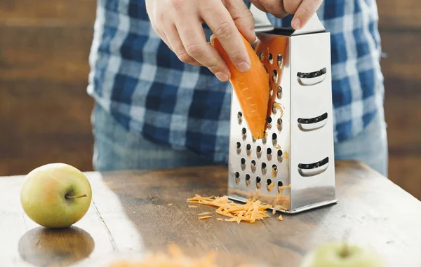 Man Voorbereiding Ontbijt Uit Salade Van Wortelen Met Appels Houten — Stockfoto