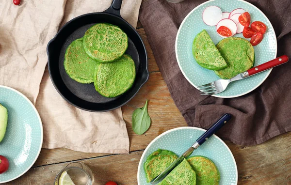 Ovanifrån gluten fri spenat pannkakor grönsaker friska breakfa — Stockfoto