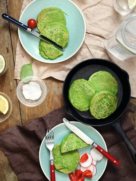 Ovanifrån gluten fri spenat pannkakor grönsaker friska breakfa — Stockfoto