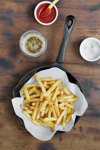 Papas Fritas Servidas Sartén Sobre Mesa Madera Con Ketchup Cerveza — Foto de Stock