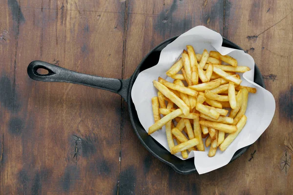 Papas Fritas Servidas Sartén Sobre Mesa Madera Vista Superior — Foto de Stock