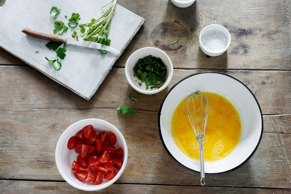 Ingredientes Para Preparación Tortilla Con Tomates Vegetación Mesa Madera Vista — Foto de Stock