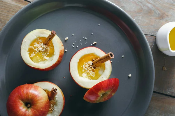 木製テーブル トップ ビューで焼きリンゴを料理に生のリンゴをトップ ビューを閉じます — ストック写真