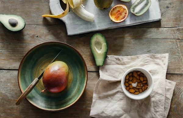 木製テーブル トップ ビューでさまざまな果物 健康食品のコンセプト — ストック写真