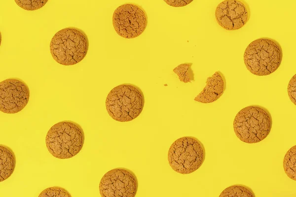 フラット レイアウト背景が黄色 上面のオートミール クッキーのセット — ストック写真