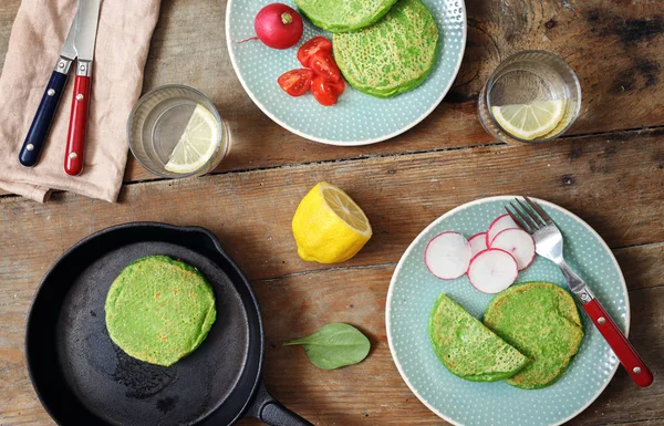 Spenat Pannkakor Med Grönsaker Och Vatten Med Citron Ett Träbord — Stockfoto