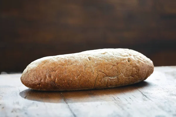 Yapımı Ekmek Ahşap Masa Üzerinde Tüm Somun Yakın Çekim — Stok fotoğraf