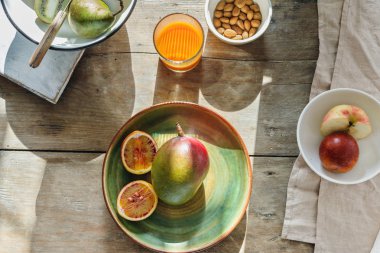 Fındık ve ahşap masa, üstten görünüm havuç suyu ile çeşitli meyve kümesi. Rustik tarzı, sağlıklı gıda kavramı
