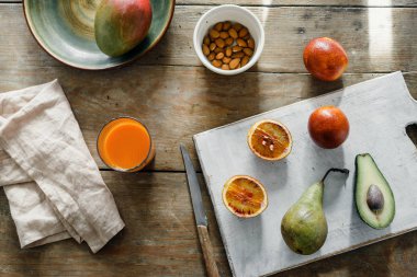 Sağlıklı gıda kavramı. Ahşap bir masa, üstten görünüm üzerinde farklı meyve kümesi