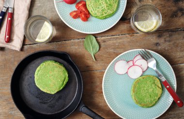 Üstten Görünüm ıspanaklı krep sebzeli ve ahşap masa üzerinde limonlu su yakın çekim, görünümü top. Sağlıklı kahvaltı tablo kavramı