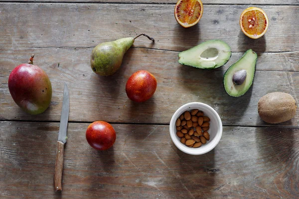 Avokado Mango Kivi Sicilya Portakal Armut Badem Ahşap Masaya Ahşap — Stok fotoğraf