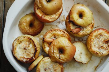Fındık, bal ve tarçın ahşap masa üzerinde pişirme çanağı ile tepesinde elma Üstten Görünüm