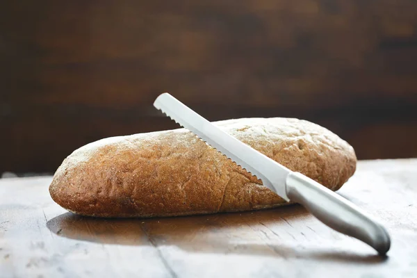 Pan Entero Pan Casero Con Cuchillo Sobre Mesa Madera — Foto de Stock