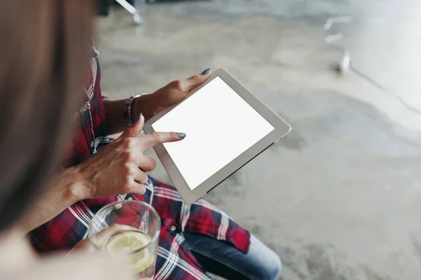 Mãos Femininas Segurando Tablet Digital Com Tela Branco — Fotografia de Stock