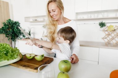 Anne ve oğul sağlıklı kahvaltı hazırlarken 