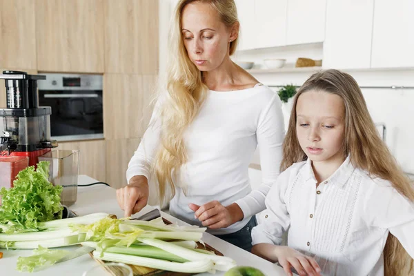 Anne ve kızı sağlıklı kahvaltı hazırlarken