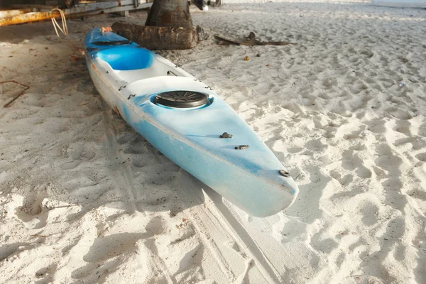 Plastic canoe in sand — Stock Photo, Image