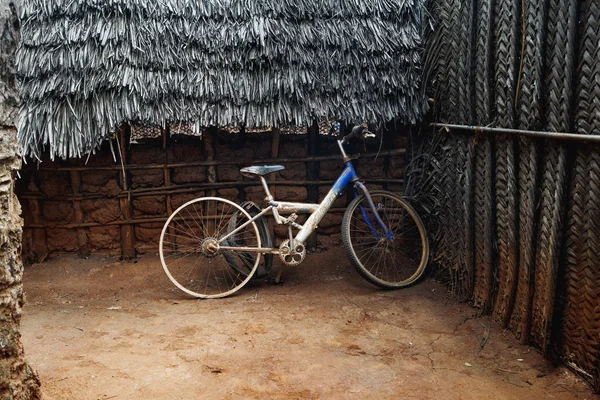 Bicicleta vieja cerca de la antigua casa africana — Foto de Stock