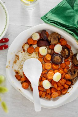 Havuç mantar Beyaz ahşap masa üzerinde pişirme çanağı içinde pişmiş