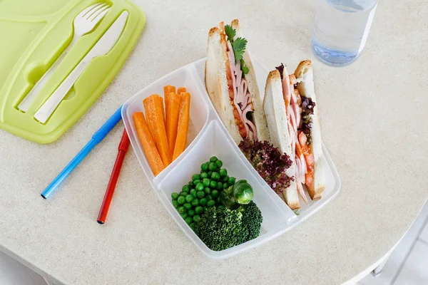 Здоровые Школьные Обеденные Коробки Сэндвичами Свежими Овощами — стоковое фото