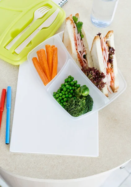 Sani Cestini Pranzo Della Scuola Con Panini Verdure Fresche — Foto Stock