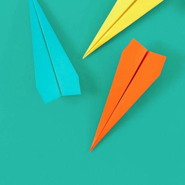 パステル カラーの背景上にカラフルな紙飛行機のセット — ストック写真