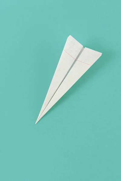 Weißes Papier Flugzeug Auf Blauem Hintergrund — Stockfoto