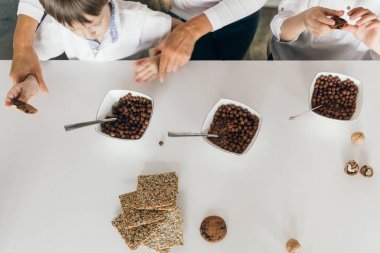 İki çocuk sağlıklı kahvaltı evde mutfak yemek anne