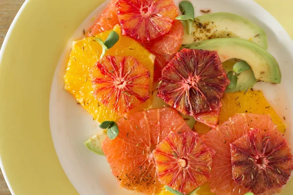 Тарелка Салата Апельсинов Грейпфрута Авокадо — стоковое фото