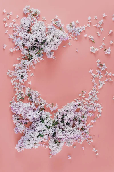 Composição Flores Padrão Feito Lilás Sobre Fundo Rosa Conceito Leigos — Fotografia de Stock