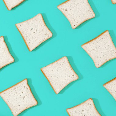 Düz lay tost ekmek üzerinde mavi arka plan ayarlayın. Üstten görünüm minimalist gıda arka plan