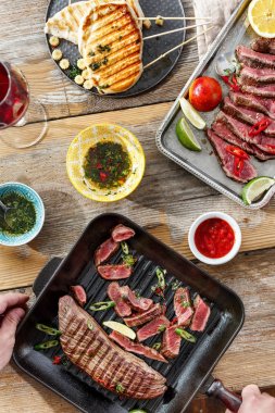 Sığır eti biftek ızgara ve ahşap masa tavuk biftek ızgara soslar güneşli. Açık havada yemek kavramı 