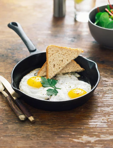 Huevos Fritos Sartén Sobre Mesa Madera Concepto Desayuno Saludable —  Fotos de Stock