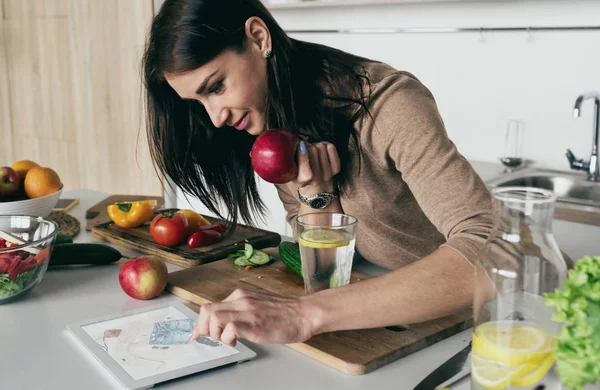 Junge Frau Kauft Online Sommerkleidung Hause Online Shopping Konzept — Stockfoto