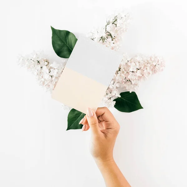 Vista Superior Mano Femenina Sosteniendo Tarjeta Blanco Sobre Fondo Blanco — Foto de Stock