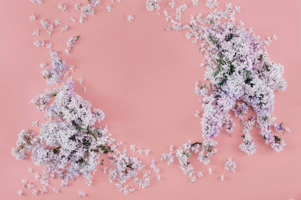 ピンクの背景にライラックの花のフレームです 最小限の花柄フラットには コンセプトが横たわっていた フラット横たわっていた トップ ビュー — ストック写真