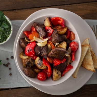 Kızarmış sığır eti, yeni patates ve sebze üst görünümü ile yemek tabağı