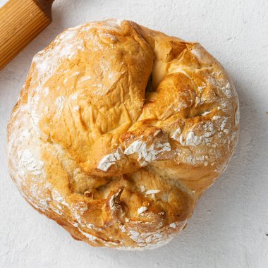 Beyaz arka plan üst görünümünde ekmek somun