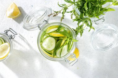 Diyet konsepti. Detoks içecek salatalık su üst görünümü