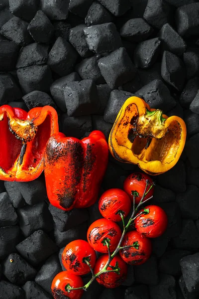 Verduras Parrilla Vista Superior Rama Tomates Cherry Pimienta Sobre Carbón —  Fotos de Stock