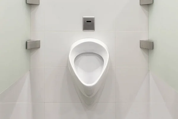Vit Toalett Skål Arrangeras Det Manliga Badrummet — Stockfoto