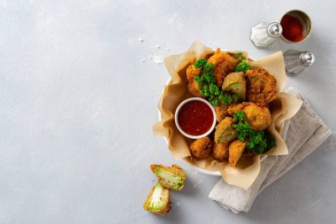 Brokoliden yapılmış vejetaryen bufalo kanatları. Lezzetli vejetaryen yemekleri üst görünüm kopyalama alanı