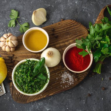 Maydanoz, biber, zeytinyağı, sarımsak ve sirkeden yapılmış Arjantin yeşili Chimichurri veya Chimmichurri salsa veya sos pişirmek için malzemeler