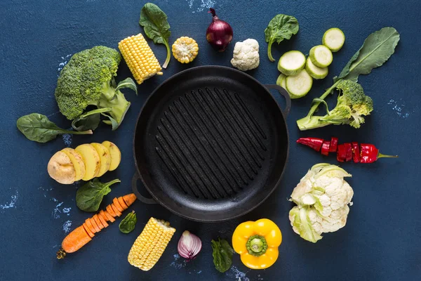 Panela Grelha Vazia Com Ingredientes Vegetarianos Frescos Para Cozinhar Comida — Fotografia de Stock