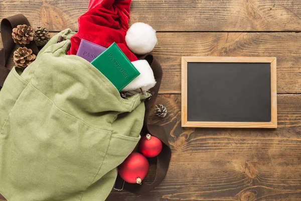 Planung Für Reisekonzept Vintage Rucksack Mit Leerer Kreide Weihnachtsmann Hut — Stockfoto