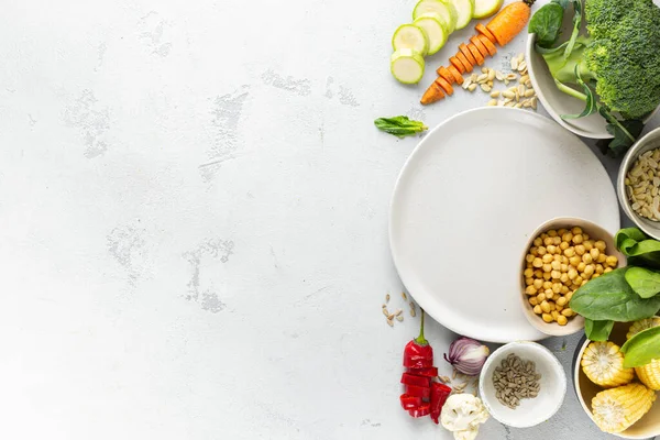 Platillo Vacío Con Comida Vegetariana Ingredientes Frescos Para Cocinar Comida —  Fotos de Stock