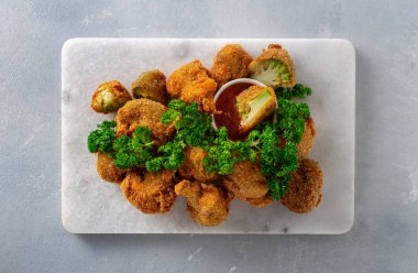 Kızarmış brokoliden yapılmış vegan bufalo kanatları. Lezzetli vejetaryen yemekleri.