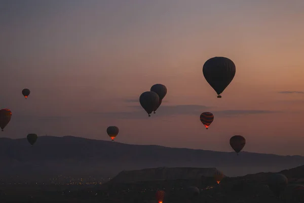 Muchos Globos Aire Caliente Vuelan Por Encima Las Montañas Parque — Foto de Stock