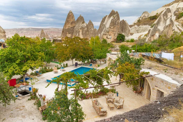 Kapadokya, Türkiye. Havuzu olan güzel bir ev. Yaz arkaplanı